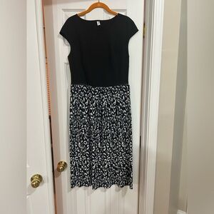 Aupuls Large Black and White Dress NWOT